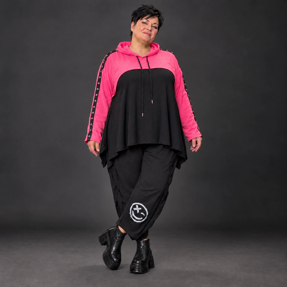 Kuscheliger Überwurf in Pink mit Kapuze und Tunnelzug aus warmem Stretchjersey aus Italien