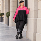 Kuscheliger Überwurf in Pink mit Kapuze und Tunnelzug aus warmem Stretchjersey aus Italien