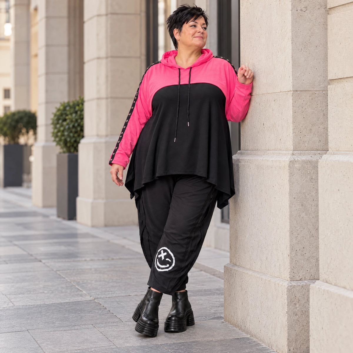 Kuscheliger Überwurf in Pink mit Kapuze und Tunnelzug aus warmem Stretchjersey aus Italien