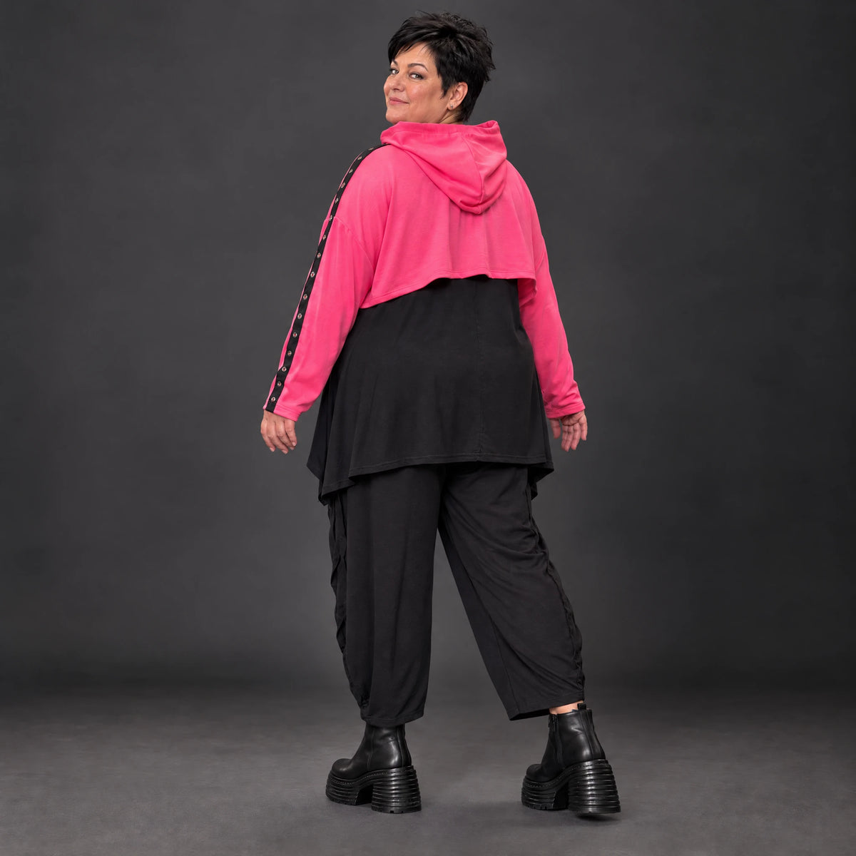 Kuscheliger Überwurf in Pink mit Kapuze und Tunnelzug aus warmem Stretchjersey aus Italien