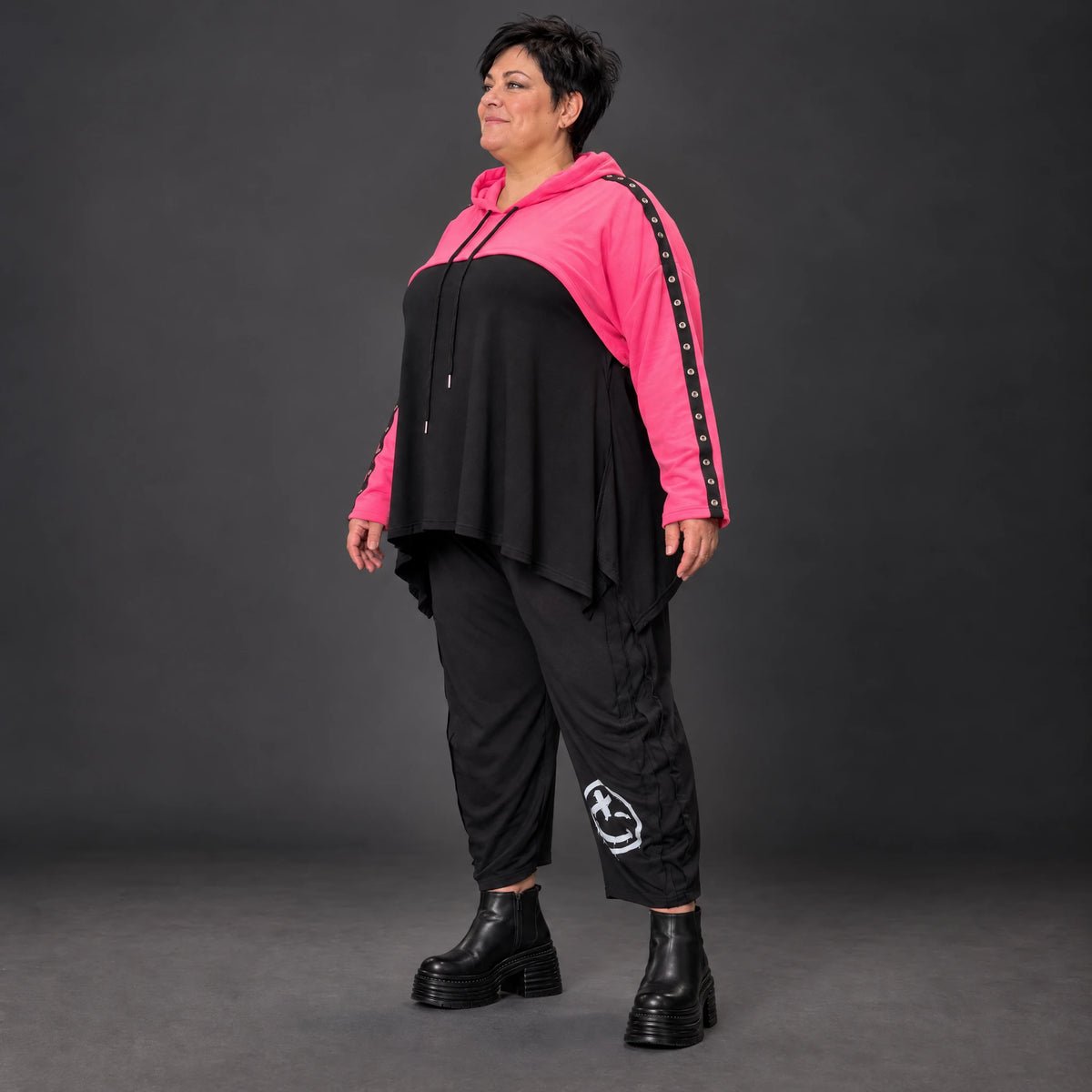 Kuscheliger Überwurf in Pink mit Kapuze und Tunnelzug aus warmem Stretchjersey aus Italien