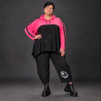 Kuscheliger Überwurf in Pink mit Kapuze und Tunnelzug aus warmem Stretchjersey aus Italien