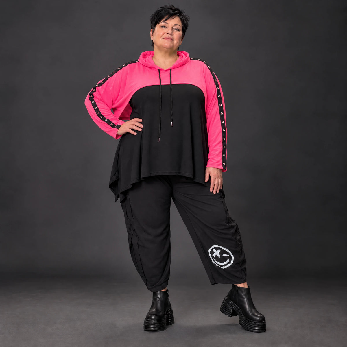 Kuscheliger Überwurf in Pink mit Kapuze und Tunnelzug aus warmem Stretchjersey aus Italien