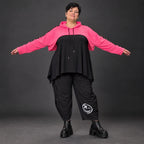 Kuscheliger Überwurf in Pink mit Kapuze und Tunnelzug aus warmem Stretchjersey aus Italien