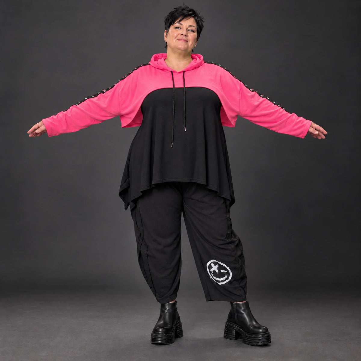 Kuscheliger Überwurf in Pink mit Kapuze und Tunnelzug aus warmem Stretchjersey aus Italien