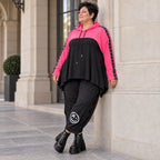 Kuscheliger Überwurf in Pink mit Kapuze und Tunnelzug aus warmem Stretchjersey aus Italien