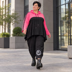 Kuscheliger Überwurf in Pink mit Kapuze und Tunnelzug aus warmem Stretchjersey aus Italien