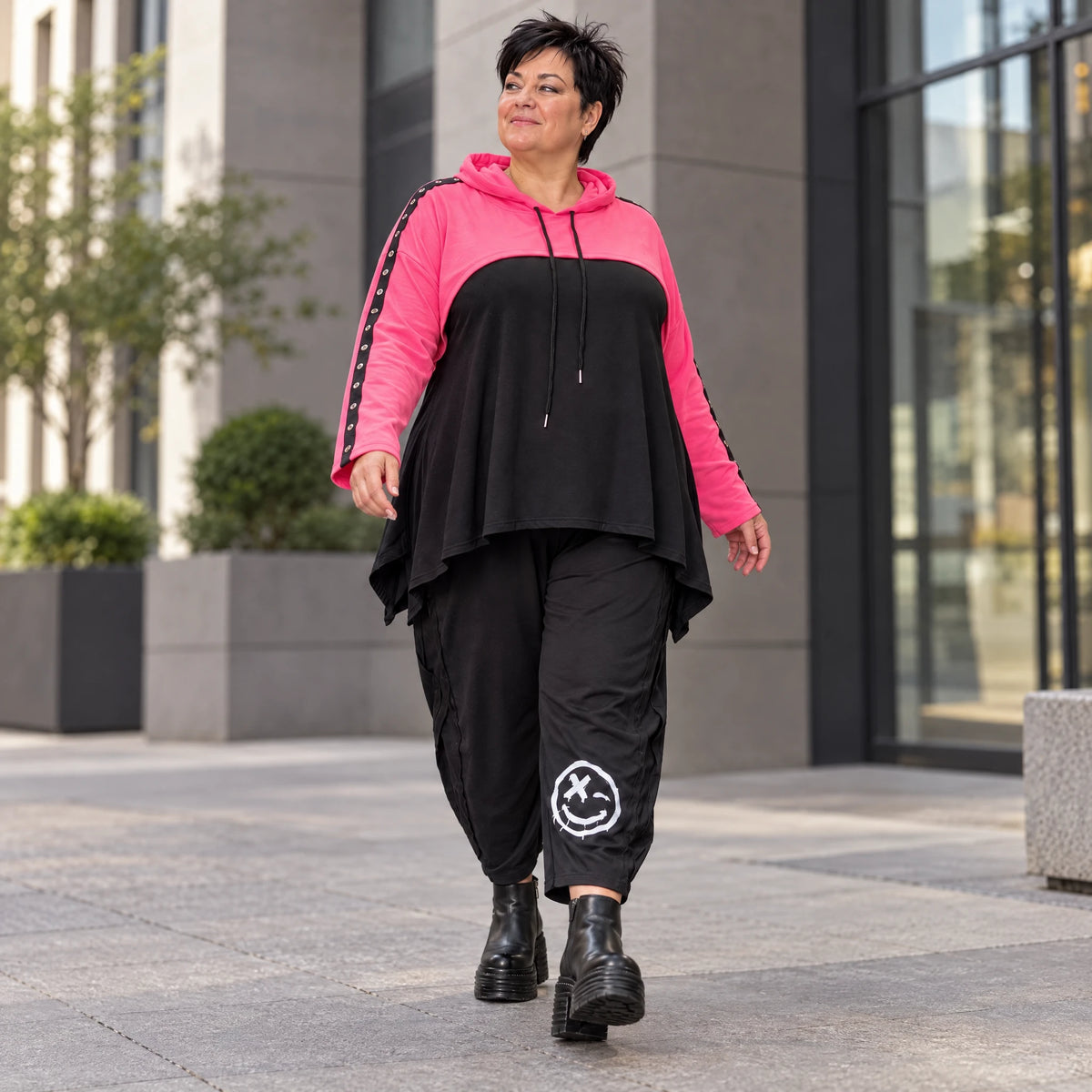Kuscheliger Überwurf in Pink mit Kapuze und Tunnelzug aus warmem Stretchjersey aus Italien