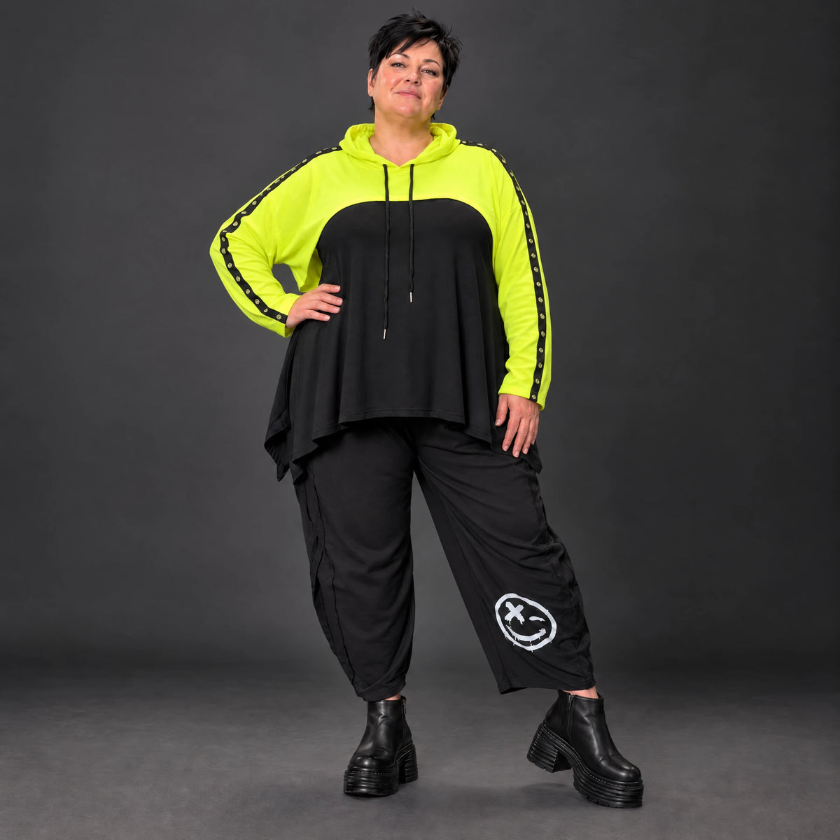 Lässiger Überwurf in leuchtendem Neongelb aus weichem Stretchjersey mit warmer Kapuze