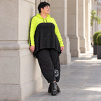 Lässiger Überwurf in leuchtendem Neongelb aus weichem Stretchjersey mit warmer Kapuze