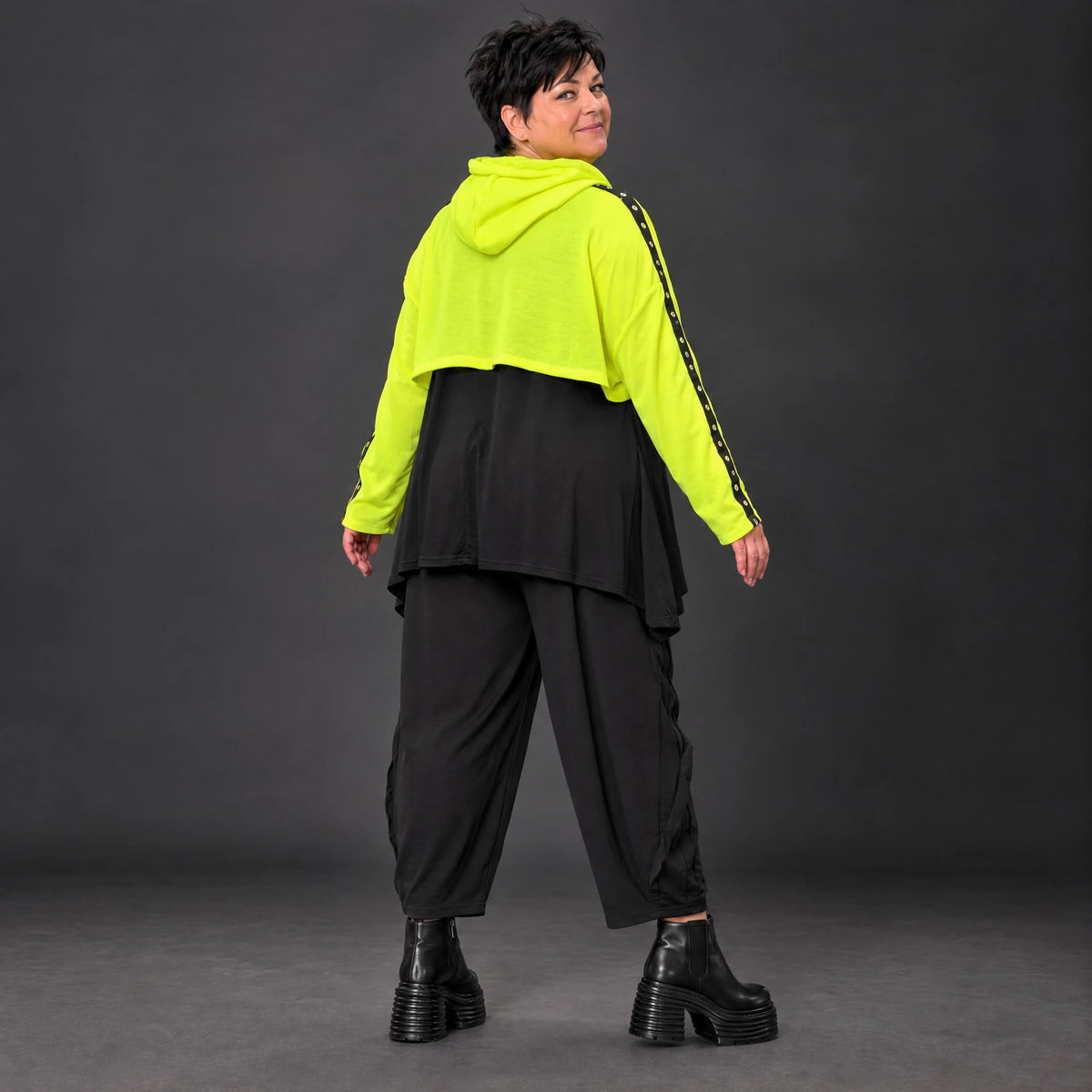 Lässiger Überwurf in leuchtendem Neongelb aus weichem Stretchjersey mit warmer Kapuze