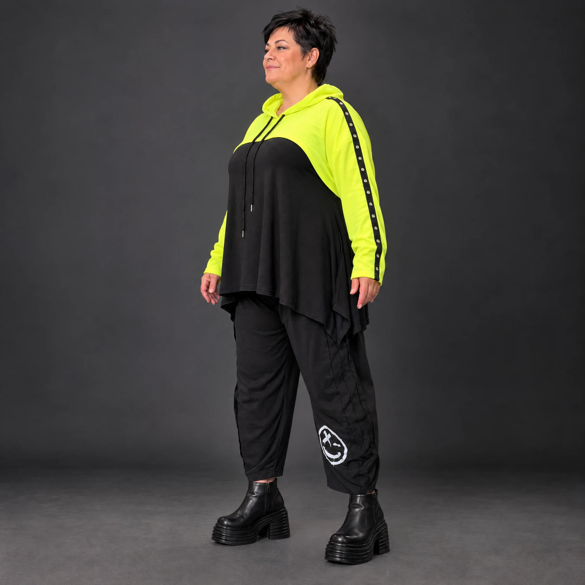 Lässiger Überwurf in leuchtendem Neongelb aus weichem Stretchjersey mit warmer Kapuze