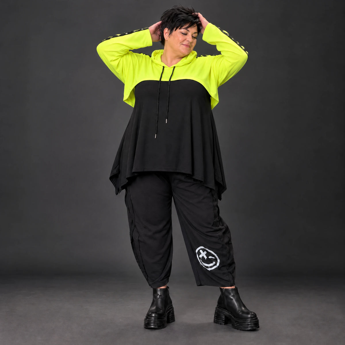 Lässiger Überwurf in leuchtendem Neongelb aus weichem Stretchjersey mit warmer Kapuze