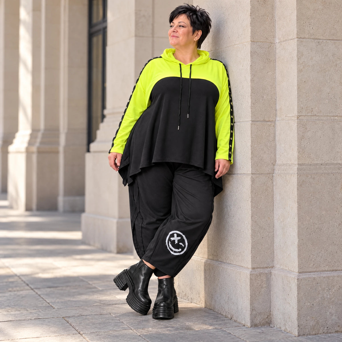 Lässiger Überwurf in leuchtendem Neongelb aus weichem Stretchjersey mit warmer Kapuze