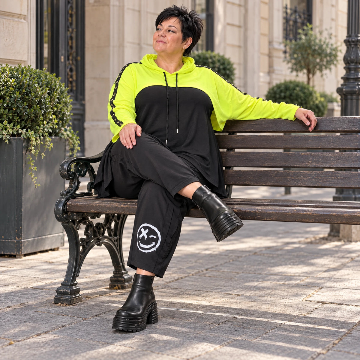 Lässiger Überwurf in leuchtendem Neongelb aus weichem Stretchjersey mit warmer Kapuze