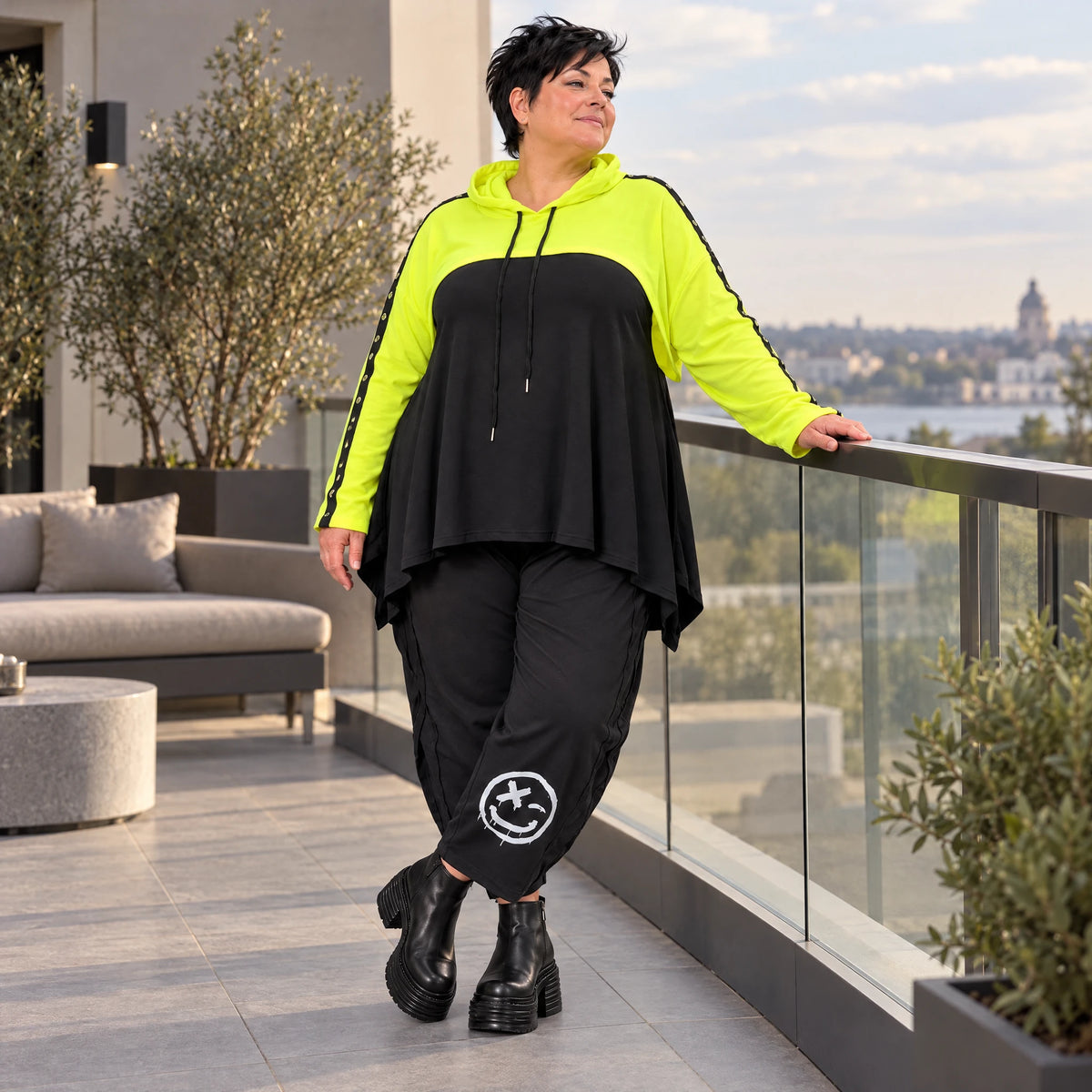 Lässiger Überwurf in leuchtendem Neongelb aus weichem Stretchjersey mit warmer Kapuze