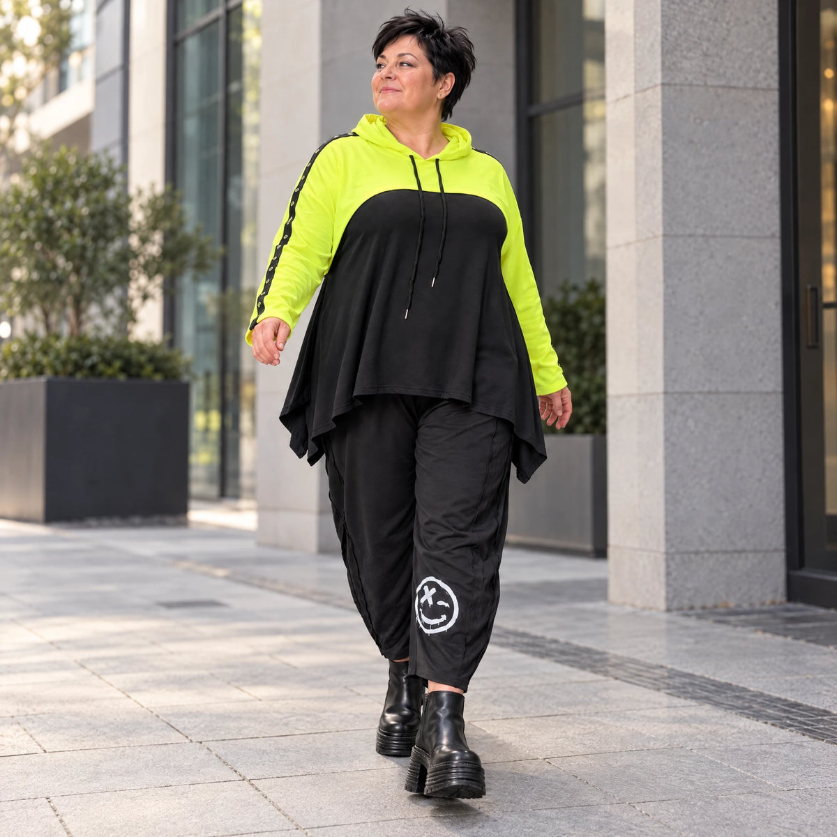 Lässiger Überwurf in leuchtendem Neongelb aus weichem Stretchjersey mit warmer Kapuze
