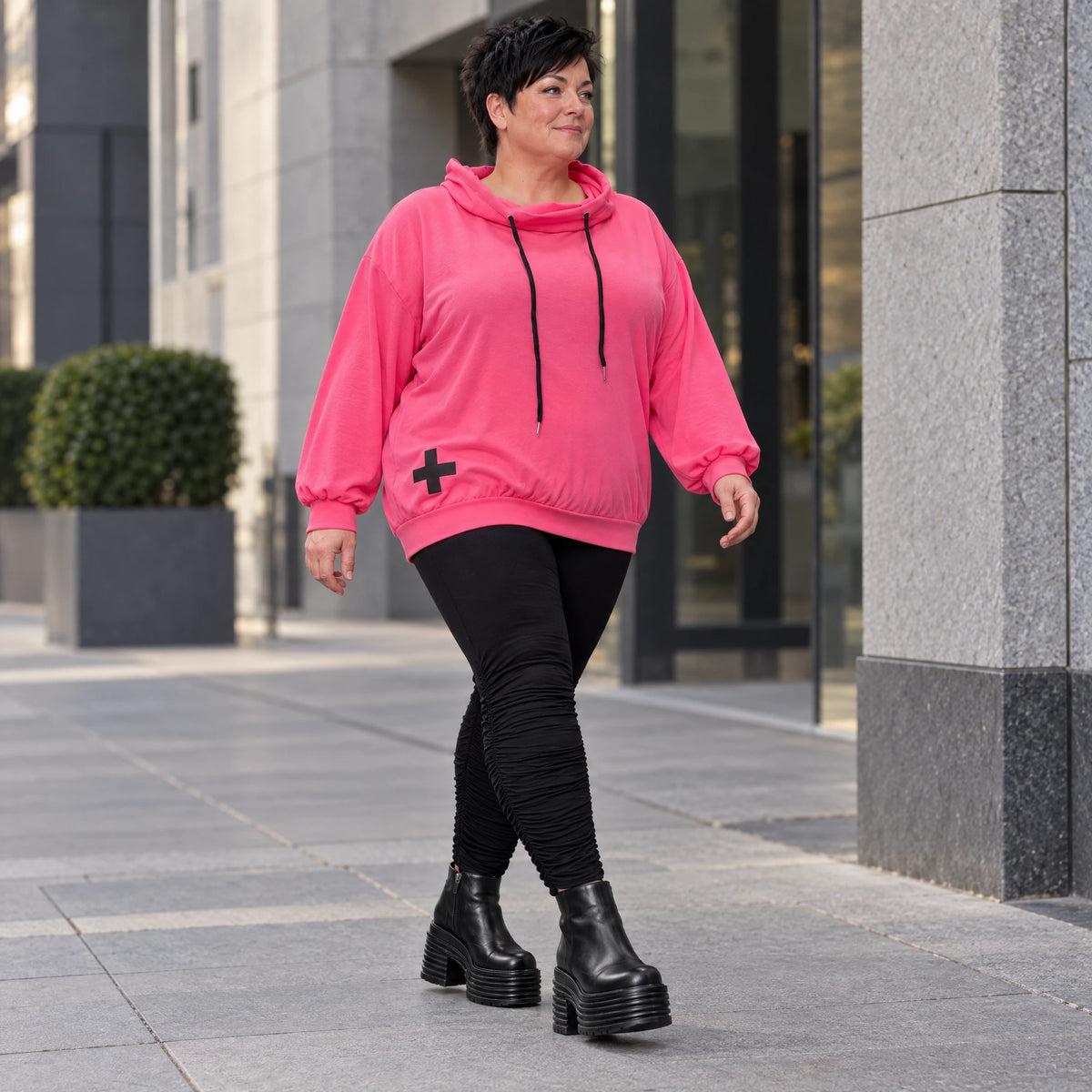 Hoodie in leuchtendem Pink aus weichem Stretchjersey mit Kapuze und gerader Schnittform