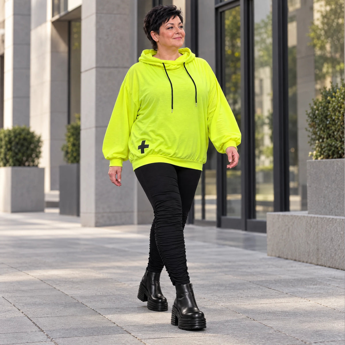 Hoody in Neongelb aus weichem Stretchjersey aus Italien mit Kapuze und gerader Passform