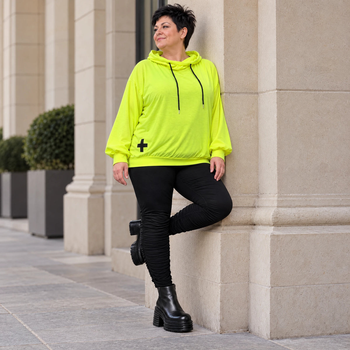 Hoody in Neongelb aus weichem Stretchjersey aus Italien mit Kapuze und gerader Passform