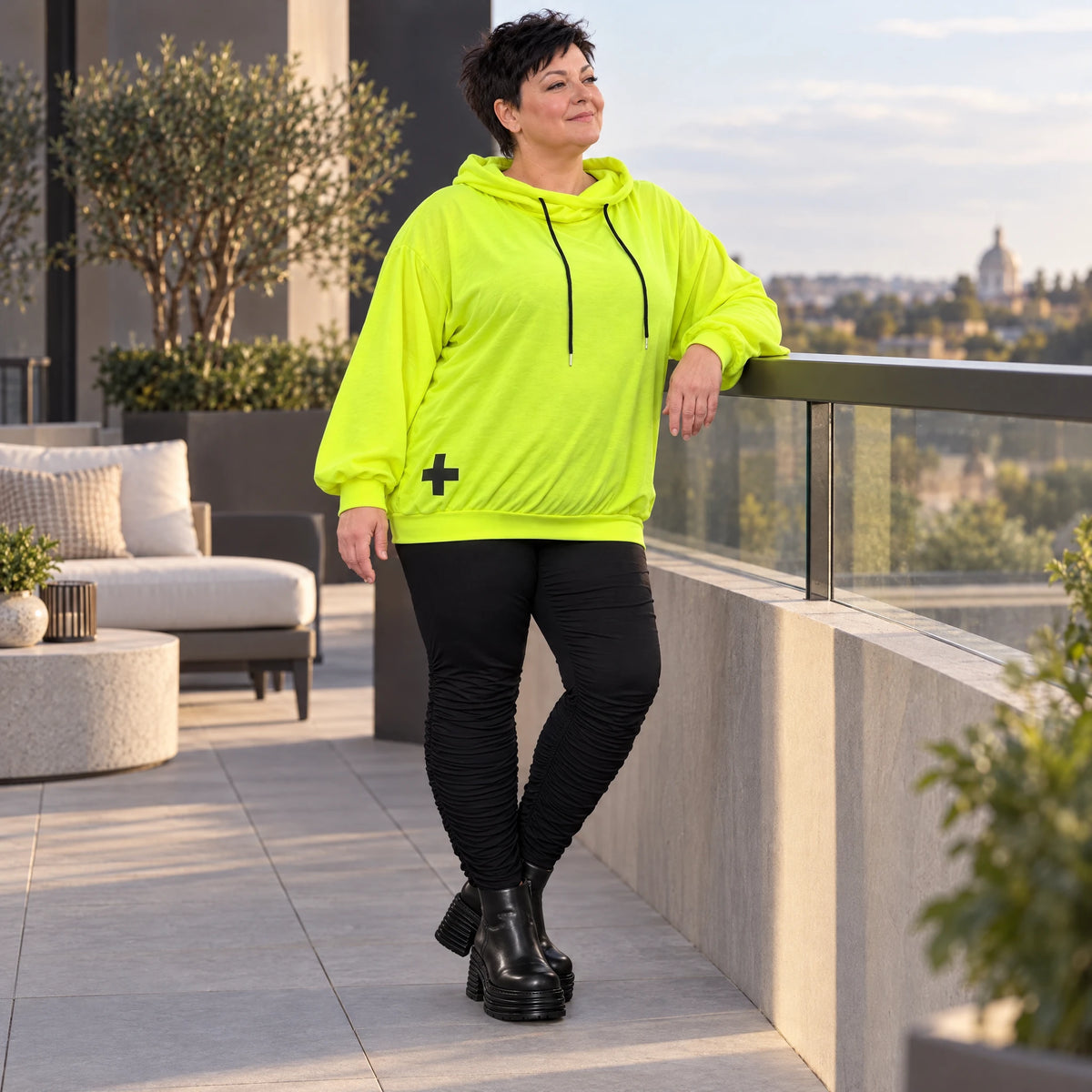 Hoody in Neongelb aus weichem Stretchjersey aus Italien mit Kapuze und gerader Passform