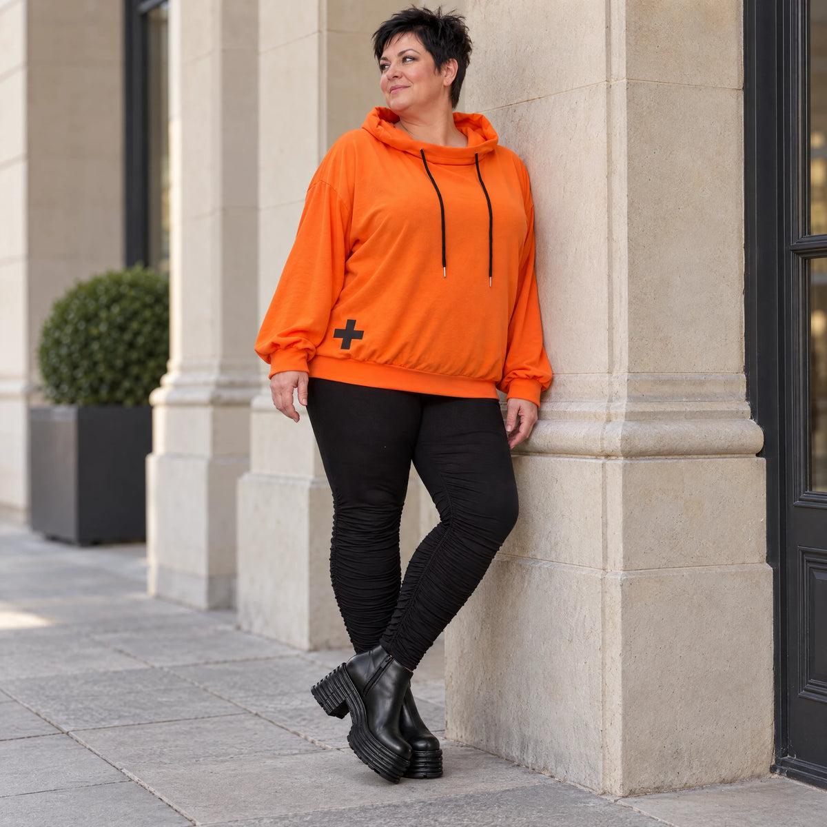 Hoody in leuchtendem Orange aus weichem Stretchjersey mit Kapuze und langen Ärmeln