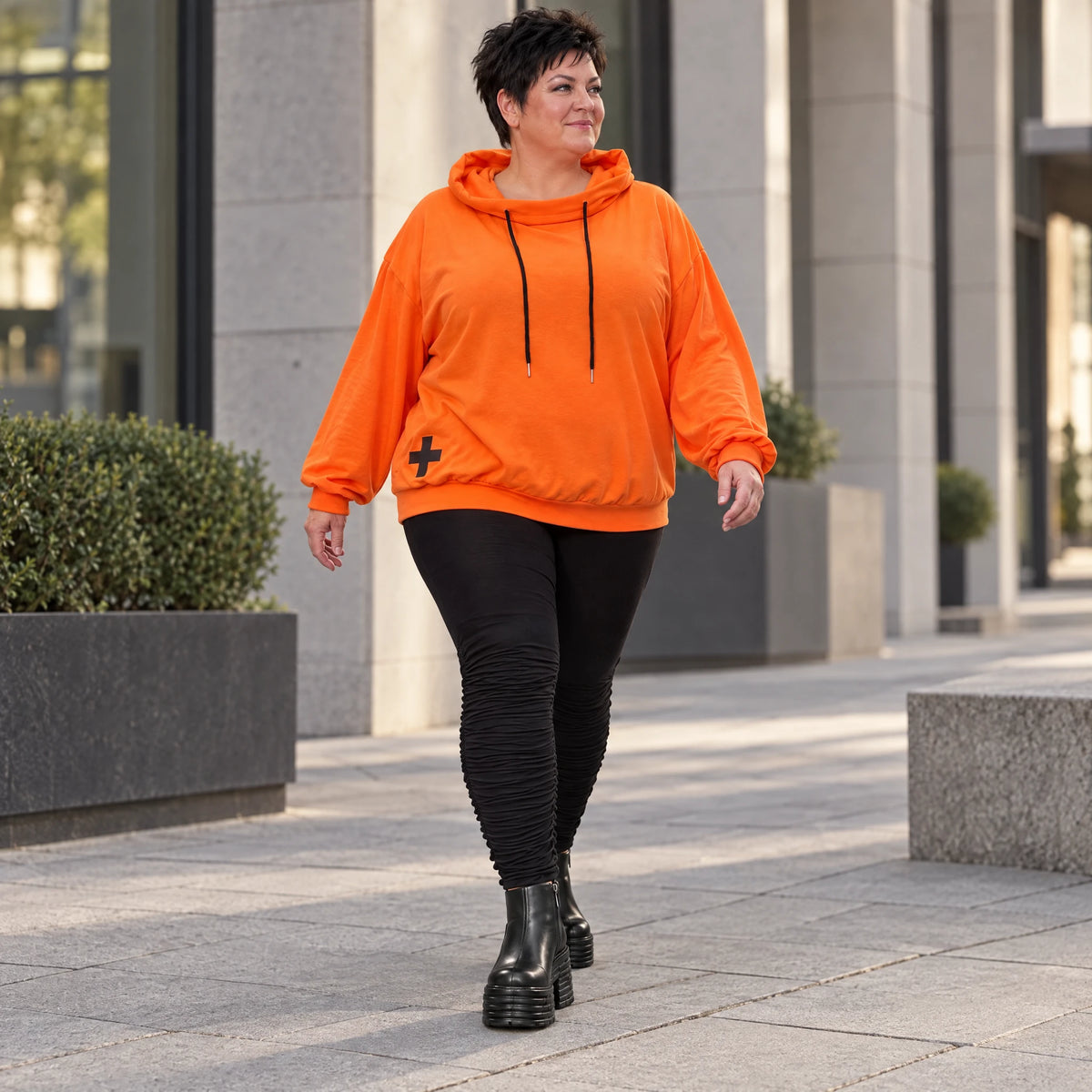 Hoody in leuchtendem Orange aus weichem Stretchjersey mit Kapuze und langen Ärmeln