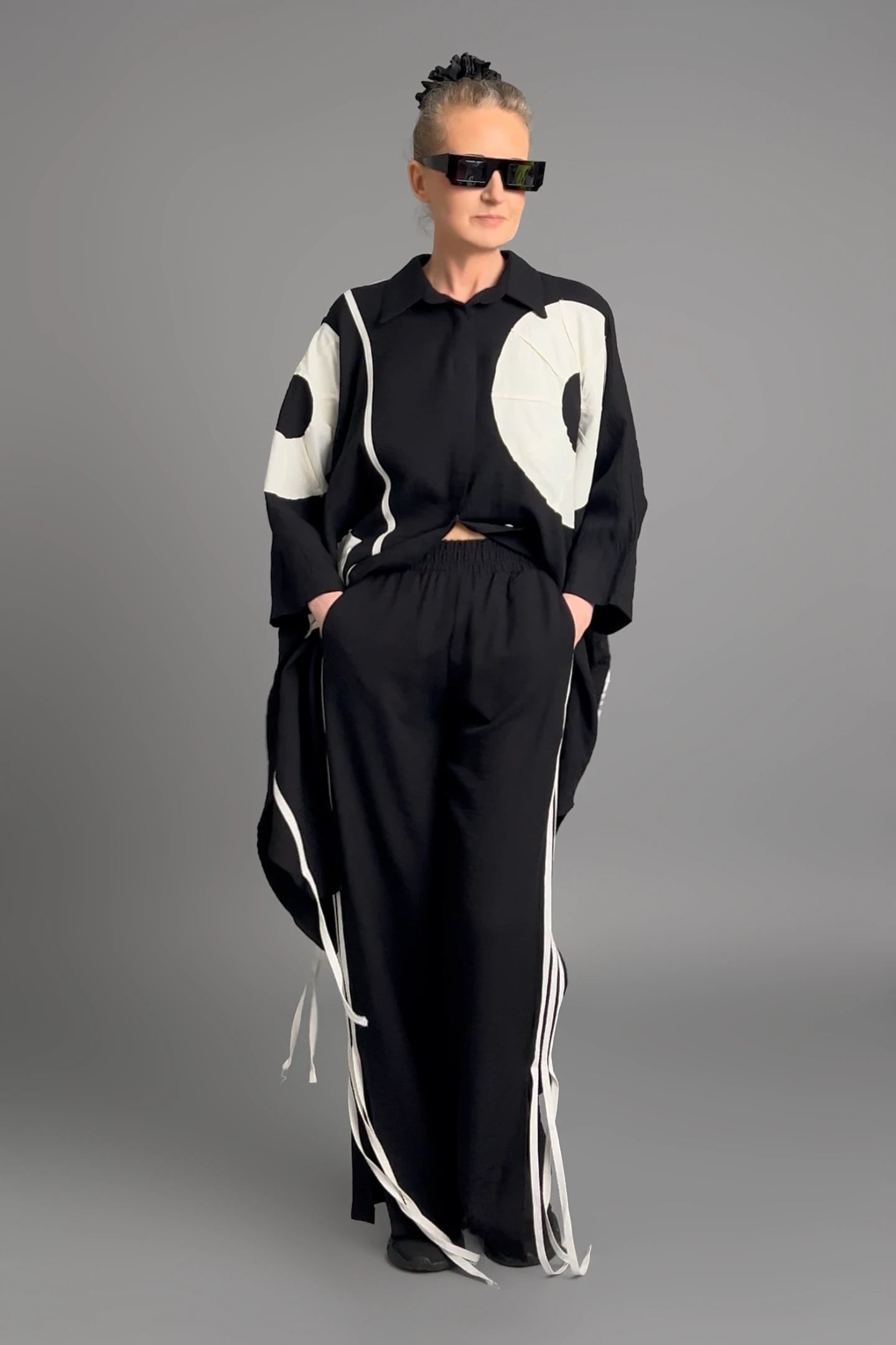 MODEARE - 2-teiliges Set aus Oversize-Bluse und Hose mit Bindebändern in Schwarz-Weiß von B-ONE