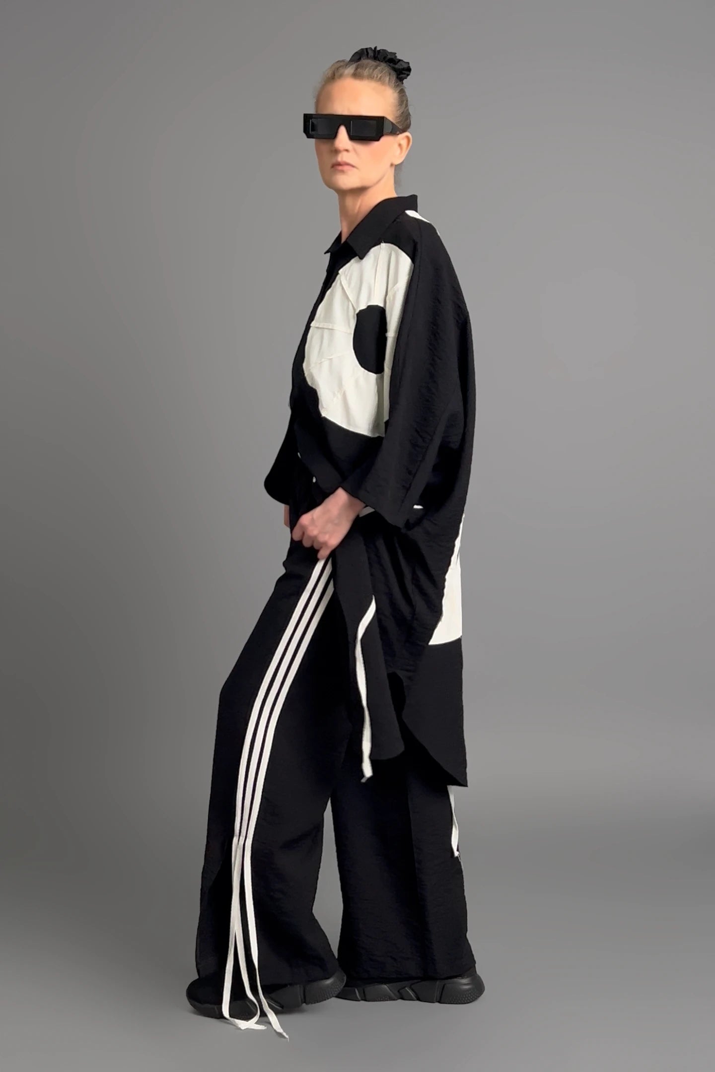 MODEARE - 2-teiliges Set aus Oversize-Bluse und Hose mit Bindebändern in Schwarz-Weiß von B-ONE