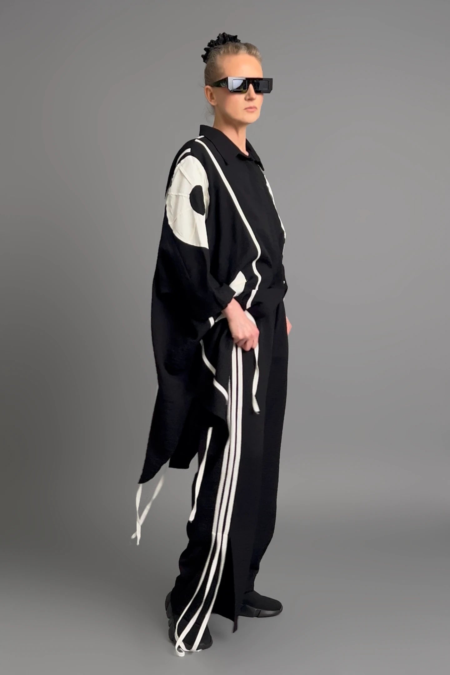 MODEARE - 2-teiliges Set aus Oversize-Bluse und Hose mit Bindebändern in Schwarz-Weiß von B-ONE