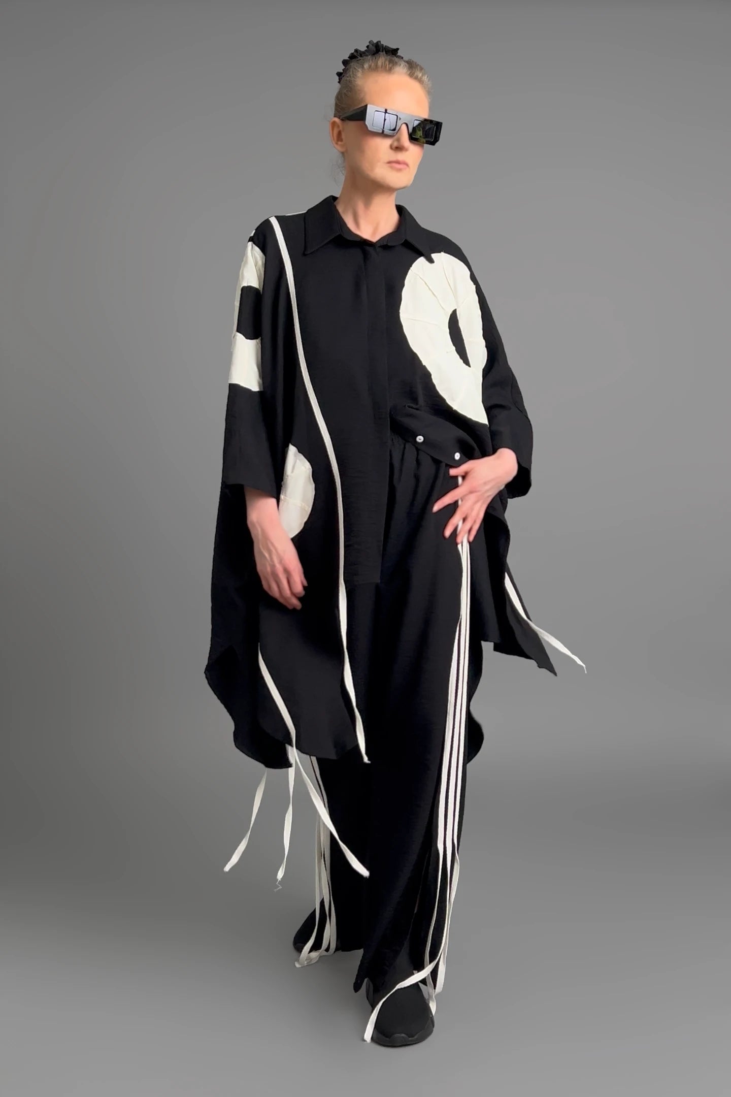 MODEARE - 2-teiliges Set aus Oversize-Bluse und Hose mit Bindebändern in Schwarz-Weiß von B-ONE