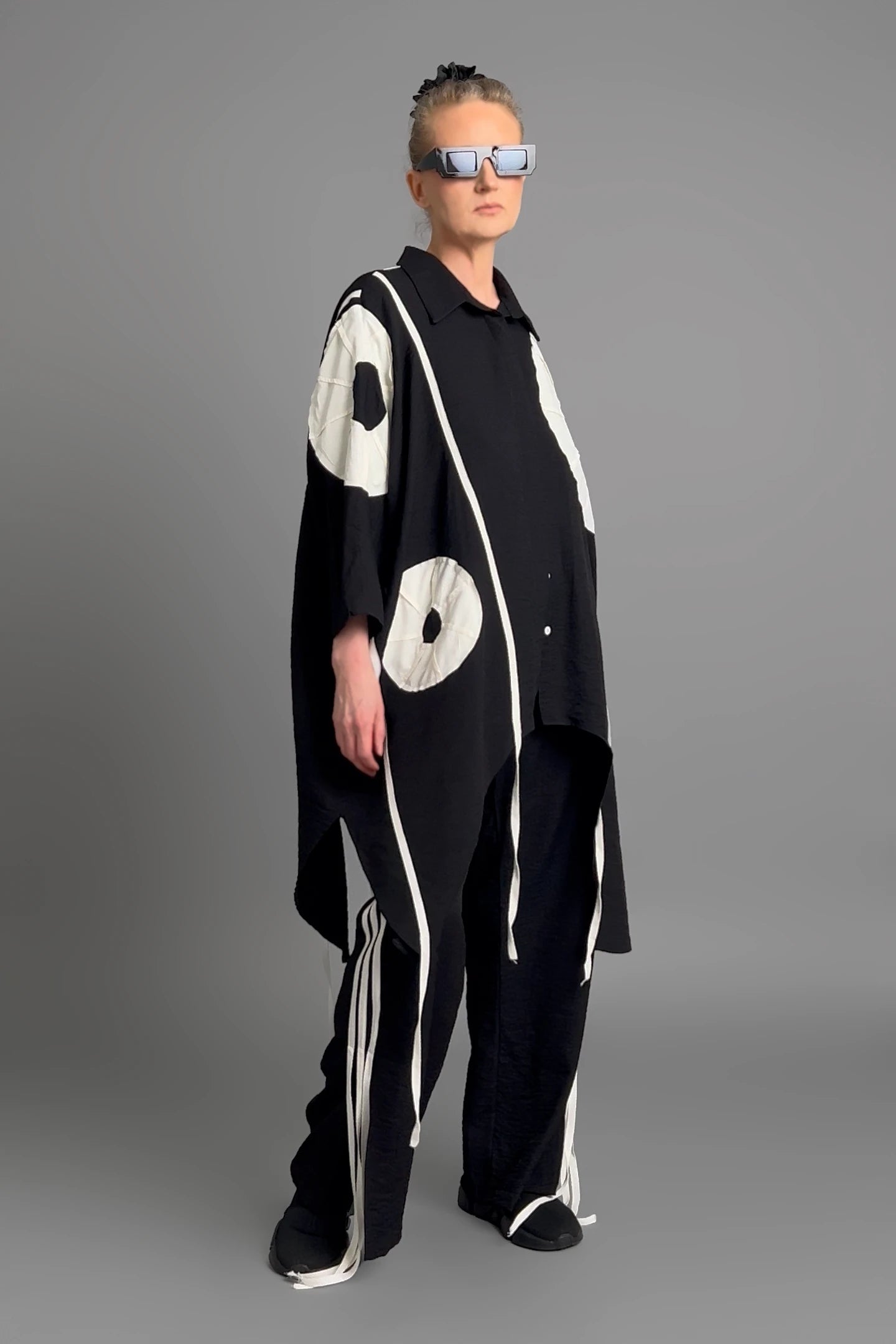 MODEARE - 2-teiliges Set aus Oversize-Bluse und Hose mit Bindebändern in Schwarz-Weiß von B-ONE