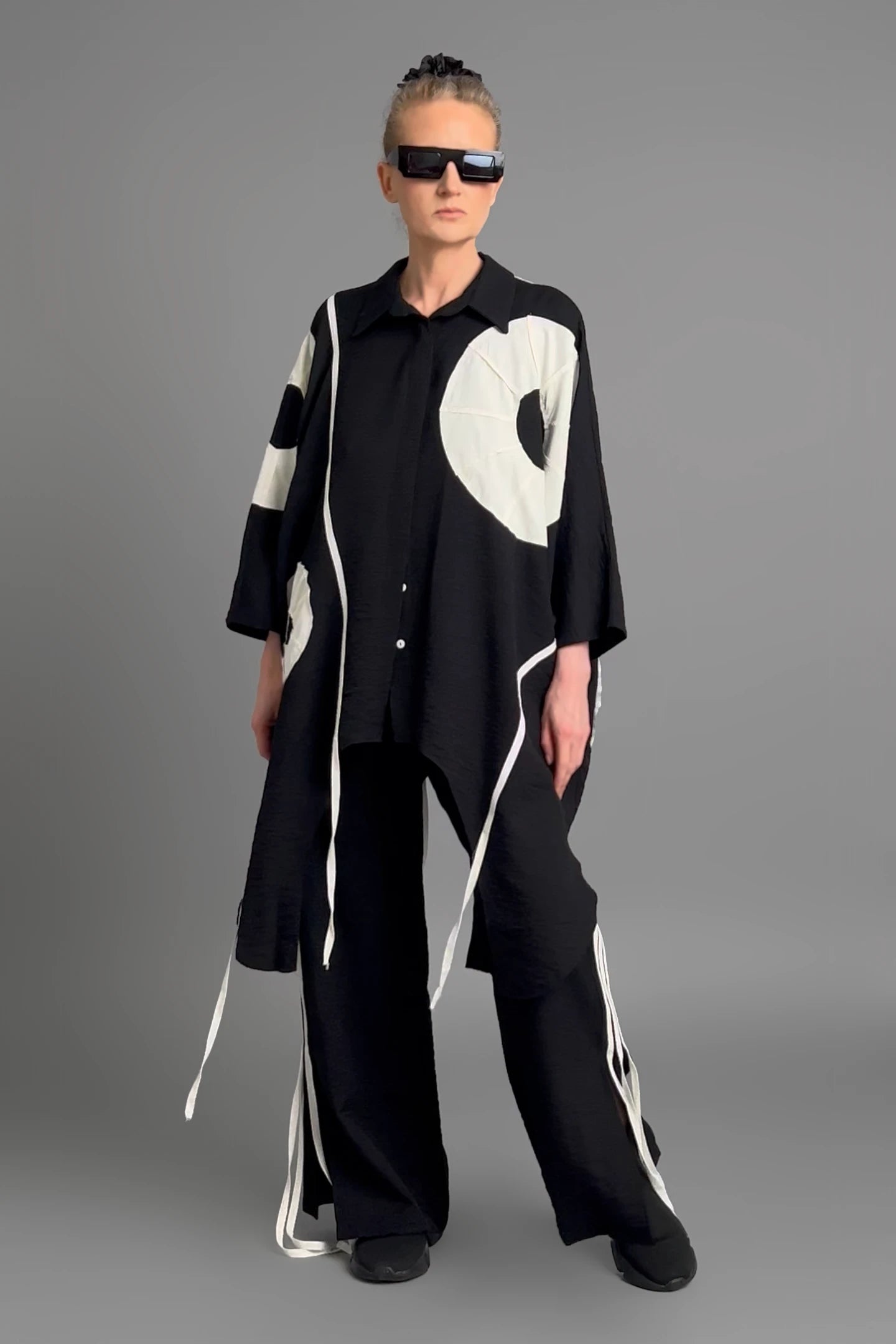 MODEARE - 2-teiliges Set aus Oversize-Bluse und Hose mit Bindebändern in Schwarz-Weiß von B-ONE