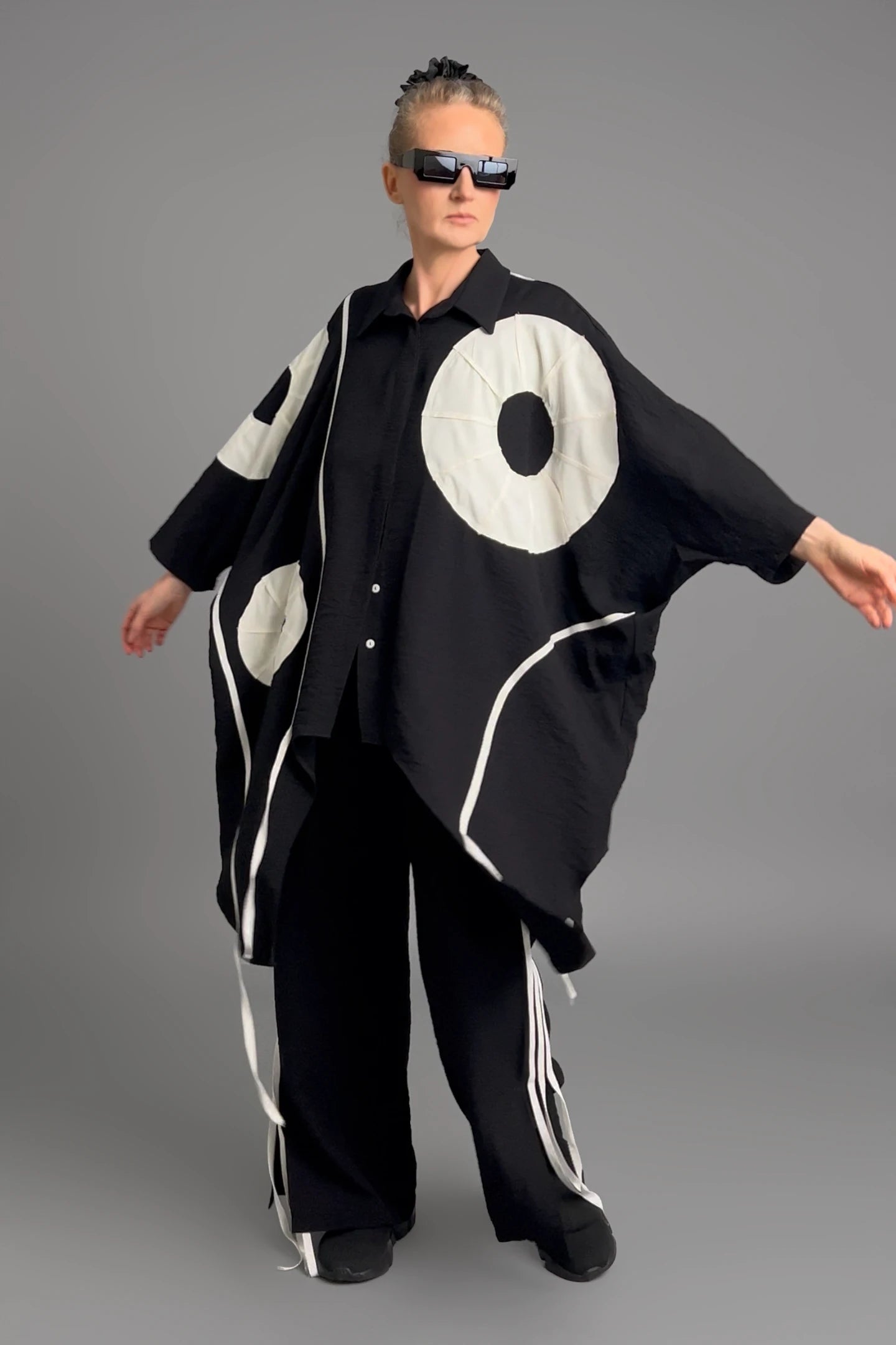 MODEARE - 2-teiliges Set aus Oversize-Bluse und Hose mit Bindebändern in Schwarz-Weiß von B-ONE