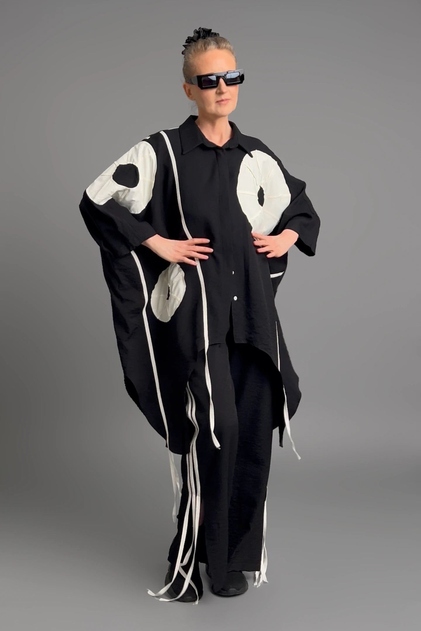 MODEARE - 2-teiliges Set aus Oversize-Bluse und Hose mit Bindebändern in Schwarz-Weiß von B-ONE