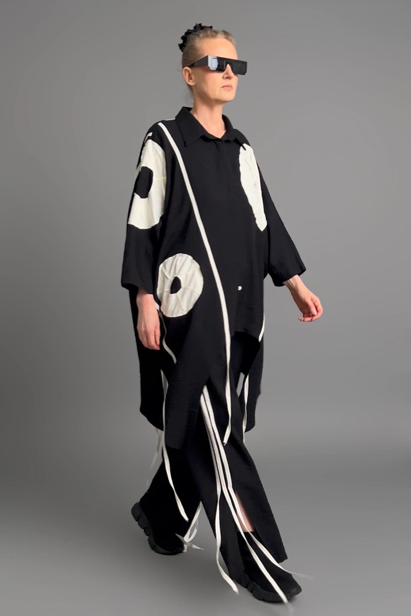 MODEARE - 2-teiliges Set aus Oversize-Bluse und Hose mit Bindebändern in Schwarz-Weiß von B-ONE