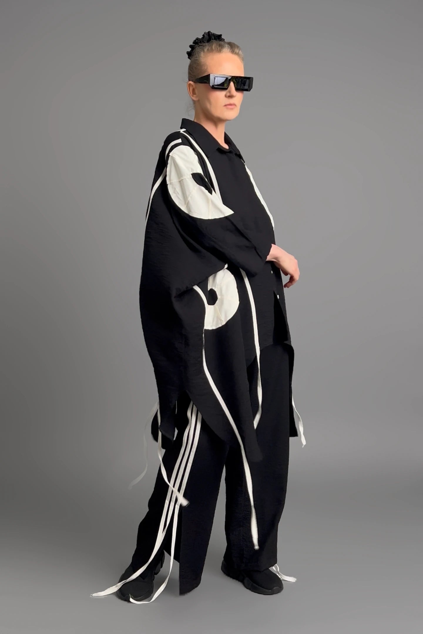 MODEARE - 2-teiliges Set aus Oversize-Bluse und Hose mit Bindebändern in Schwarz-Weiß von B-ONE