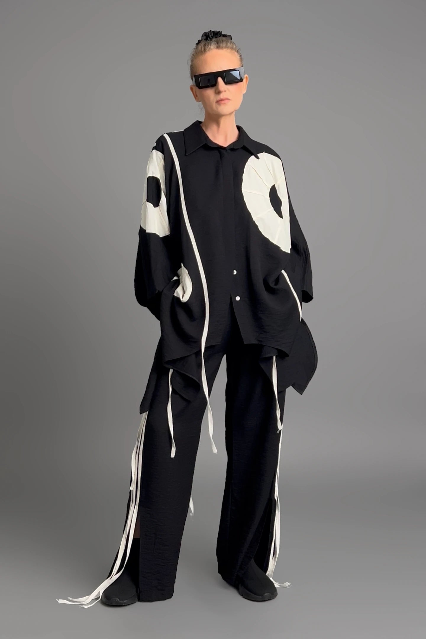 MODEARE - 2-teiliges Set aus Oversize-Bluse und Hose mit Bindebändern in Schwarz-Weiß von B-ONE