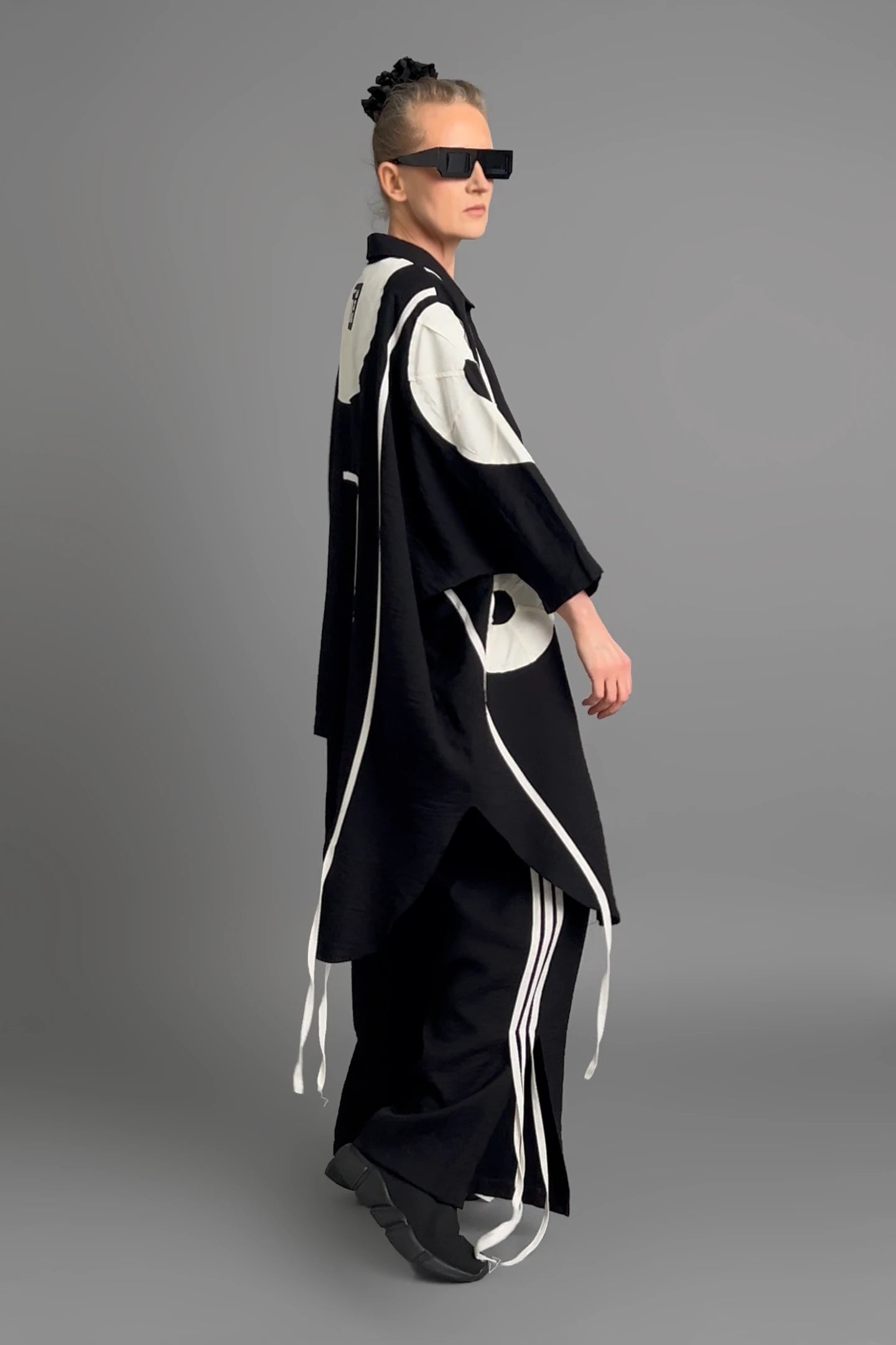 MODEARE - 2-teiliges Set aus Oversize-Bluse und Hose mit Bindebändern in Schwarz-Weiß von B-ONE