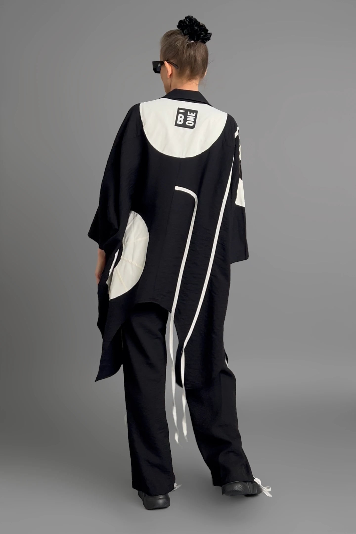 MODEARE - 2-teiliges Set aus Oversize-Bluse und Hose mit Bindebändern in Schwarz-Weiß von B-ONE