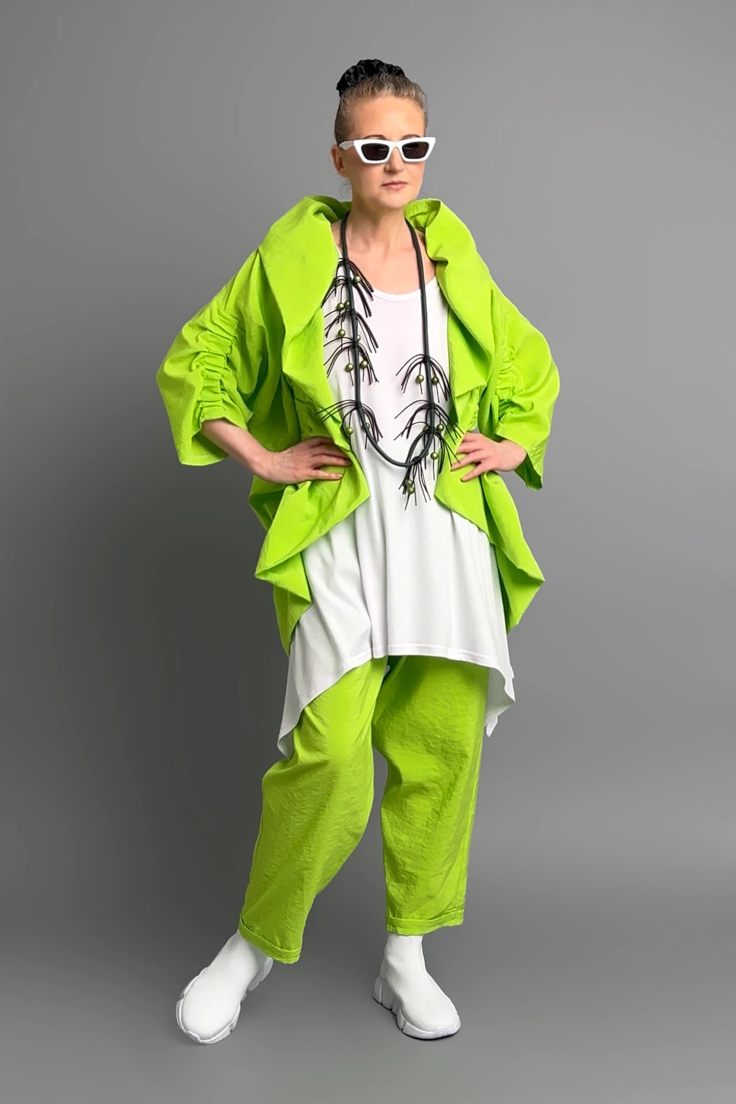 MODEARE - Avantgarde-Zweiteiler in Neon-Limette mit Oversize-Jacke & Hose aus Viskose – Cadrelli