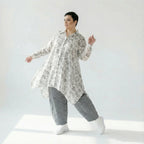 Oversize Bluse in A Form mit Scribble Print und seidig leichter Viskose für große Größen von AKH Premium bei Modeare online shoppen edelmix