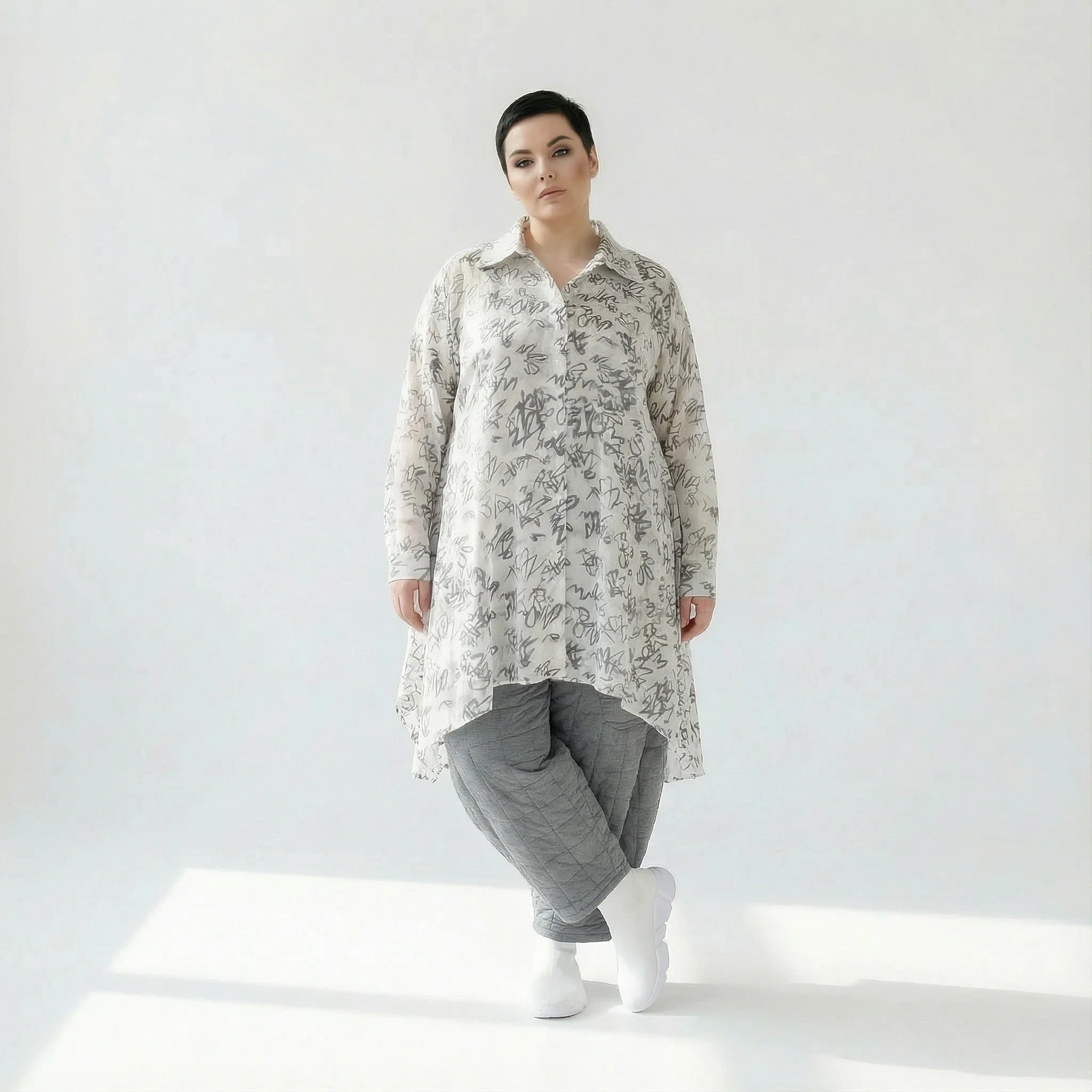 Oversize Bluse in A Form mit Scribble Print und seidig leichter Viskose für große Größen von AKH Premium bei Modeare online shoppen edelmix