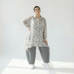 Oversize Bluse in A Form mit Scribble Print und seidig leichter Viskose für große Größen von AKH Premium bei Modeare online shoppen edelmix