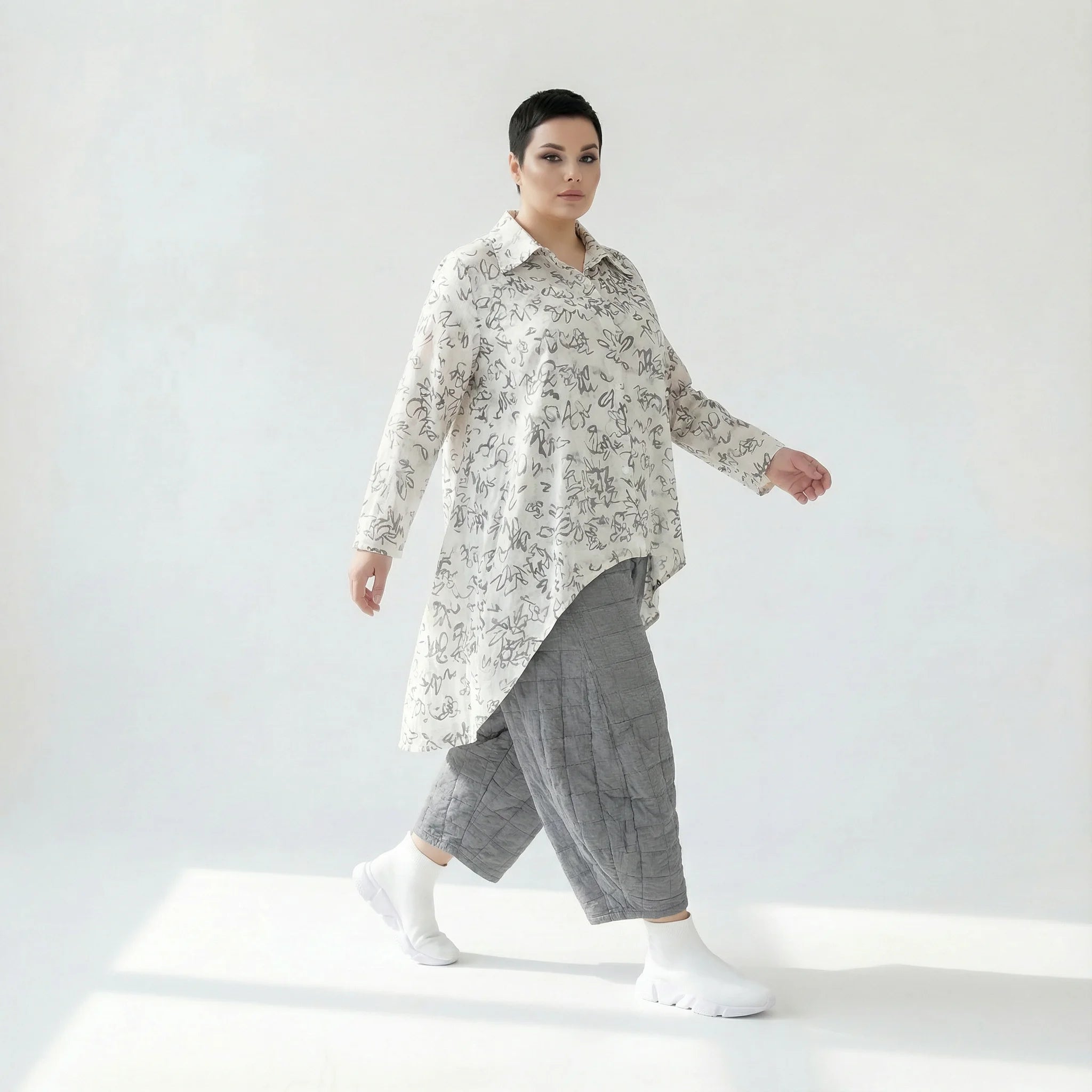 Oversize Vokuhila Bluse in Seiden-Optik für große Größen von AKH Premium – curated by Modeare Onlineshop – jetzt entdecken in großen Größen