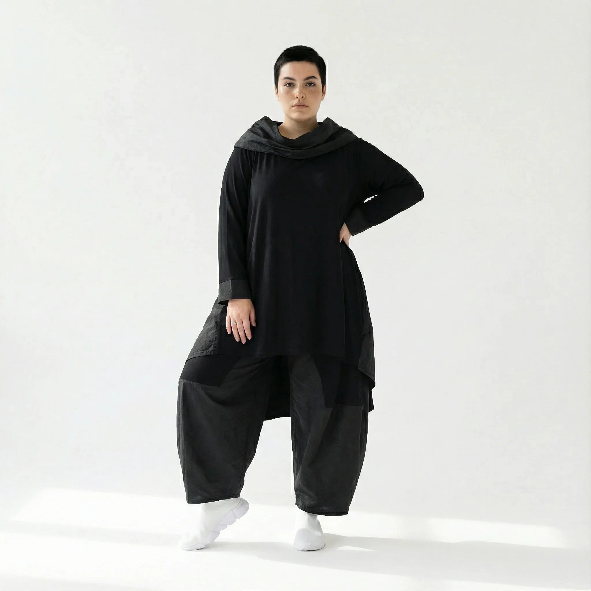 Baggy Ballonhose mit Tiefschritt aus Viskose & Taft – AKH Premium x Modeare – Oversize Lagenlook Wintermode