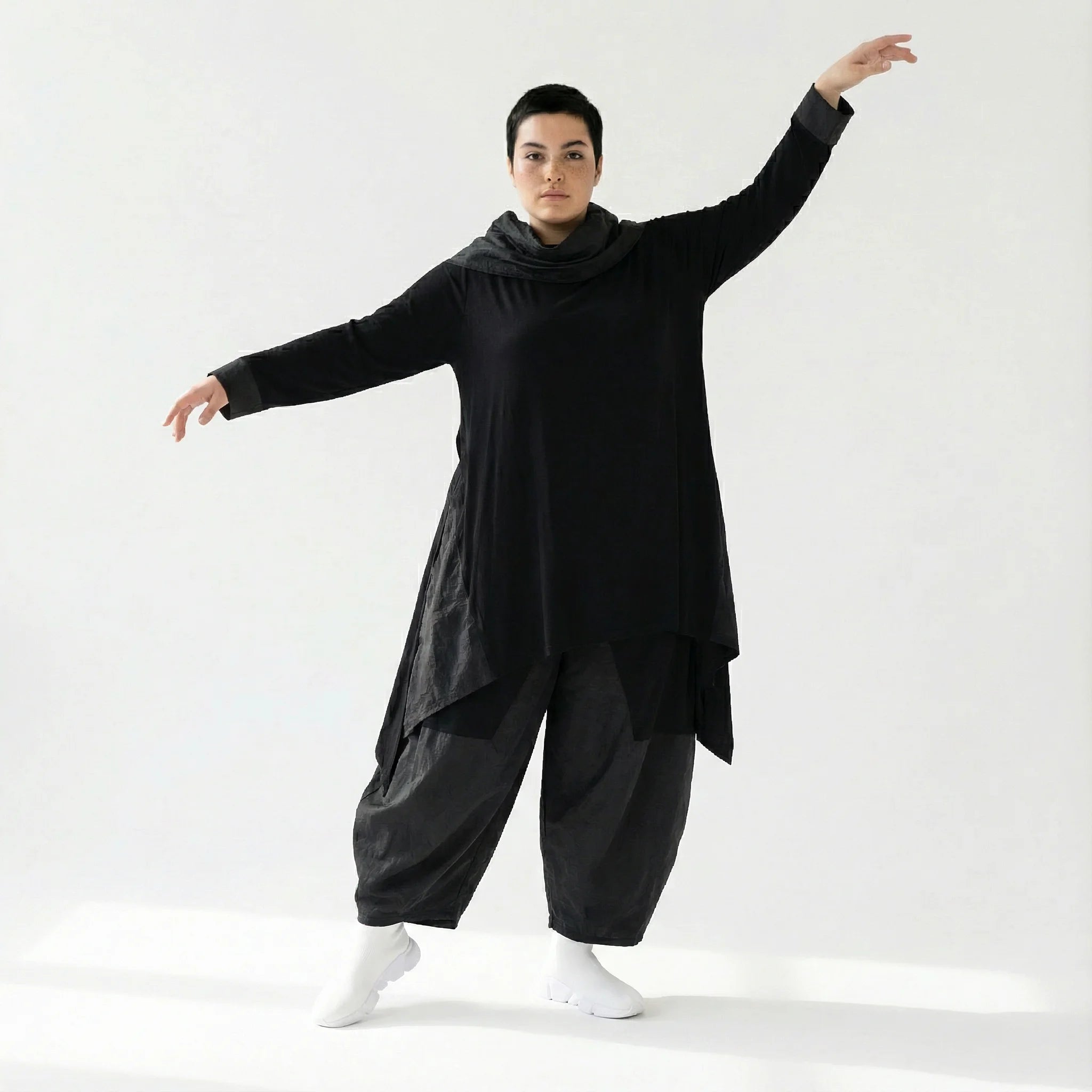 Baggy Ballonhose mit Tiefschritt aus Viskose & Taft – AKH Premium x Modeare – Oversize Lagenlook Wintermode
