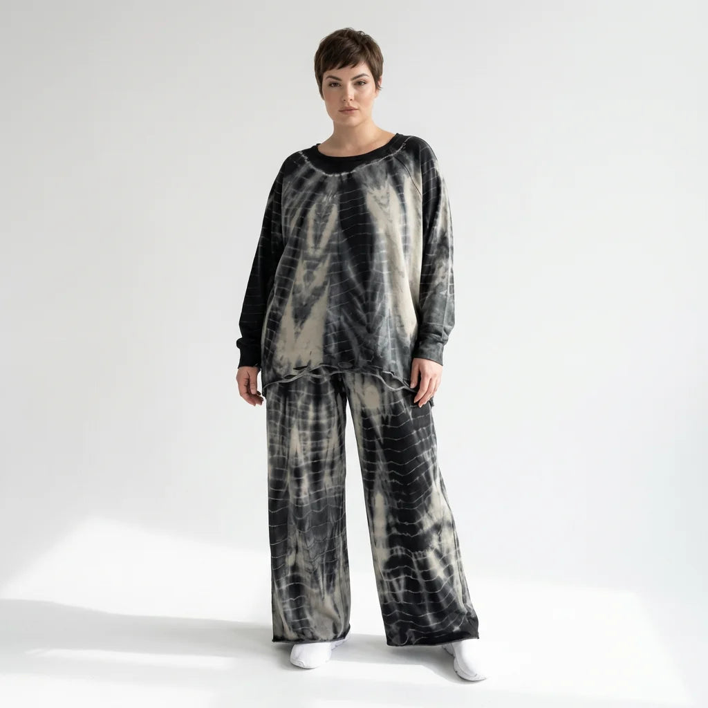 Zweiteiliger Oversize-Look in Schwarz-Beige mit Tie-Dye-Muster aus softem French Terry
