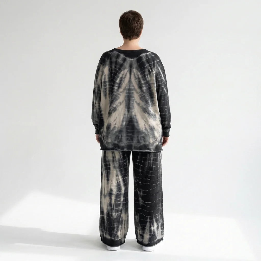 Zweiteiliger Oversize-Look in Schwarz-Beige mit Tie-Dye-Muster aus softem French Terry