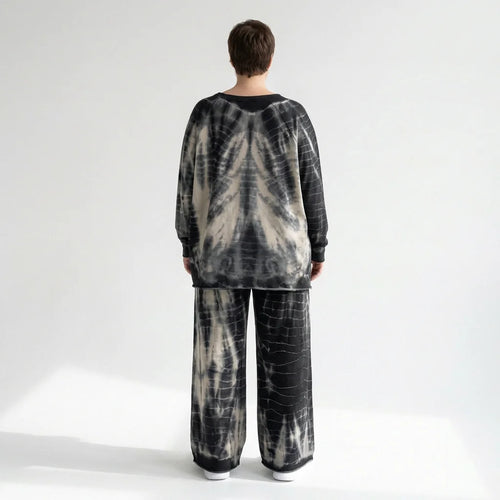 Zweiteiliger Oversize-Look in Schwarz-Beige mit Tie-Dye-Muster aus softem French Terry
